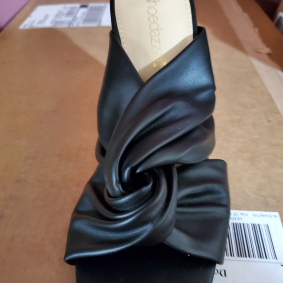 NWOT Black Twisted Leather Tops with Silver/Gold Heels.  Size 5.5 - Picture 2 of 6